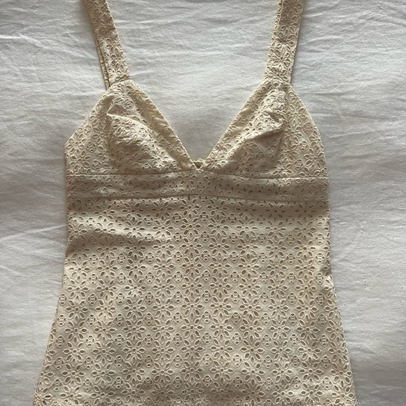 Eyelet sleeveless top - Picture 1 of 2